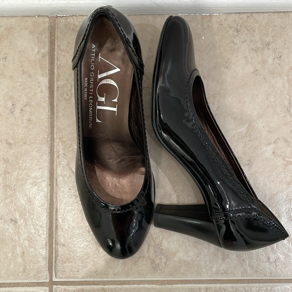 •AGL•black patent leather classic pumps // sz 37 // chunky heel // LN